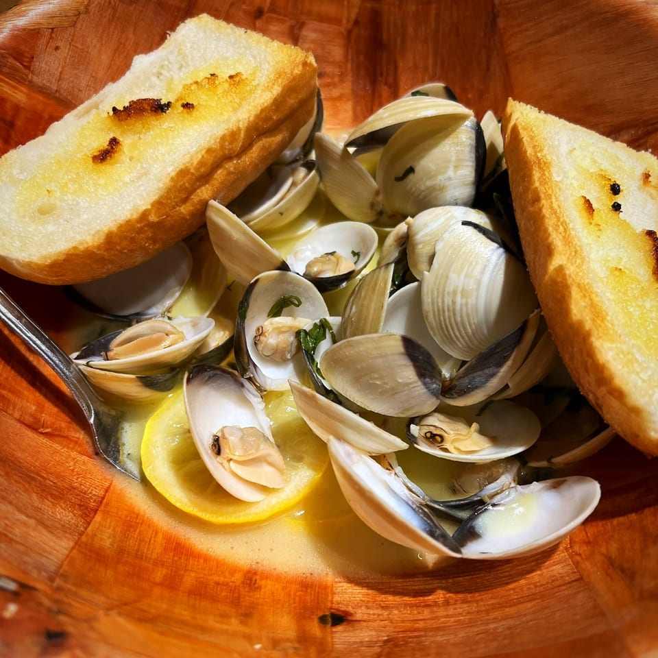Clams with lemon and toasted bread.
